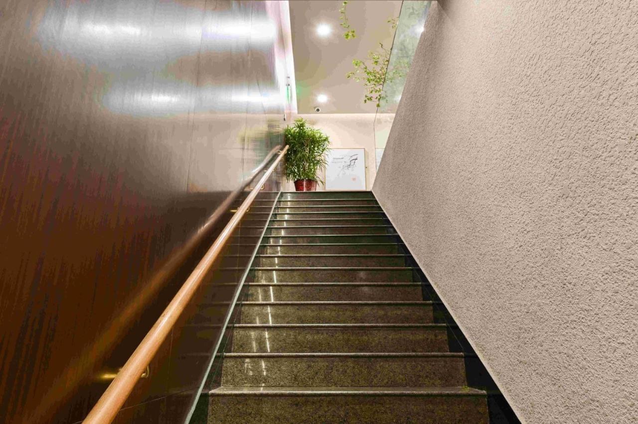 Xingshe Alley Courtyard Hotel Beijing Wangfujing Forbidden City Branch - Breakfast Included & English Speaking Reception & Free Wifi And Laundry Room & Hutong Culture & Cat-Keeping & Flower-Growing Terrace & One Day Tour Service & Free Coffee Exterior photo
